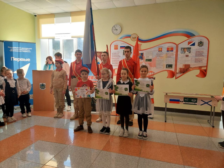 Традиционная церемония выноса состоялась сегодня на общешкольной линейке!.