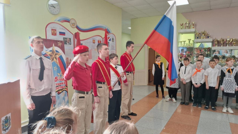 Традиционной линейкой началась учебная неделя.